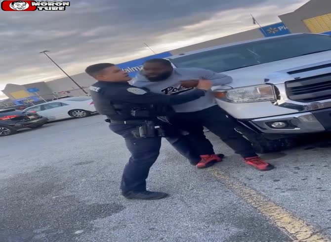 Video :To escape being arrested, he fights with a police officer, but it doesn't work
